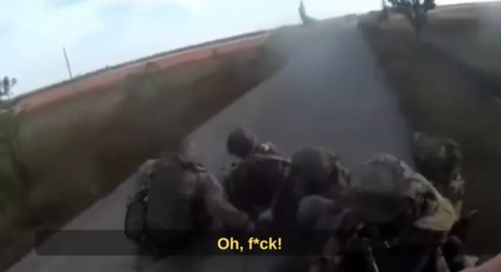 VIDEO Câțiva ruși încearcă să fugă din Herson, dar se răstoarnă cu BTR-ul